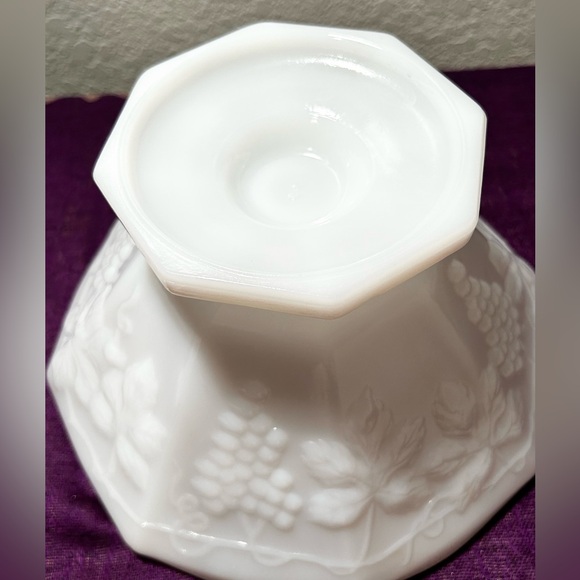 VINTAGE ANCHOR HOCKING PANELED FOOTED GRAPEVINE WHITE MILK GLASS BOWL DISH - Picture 3 of 6